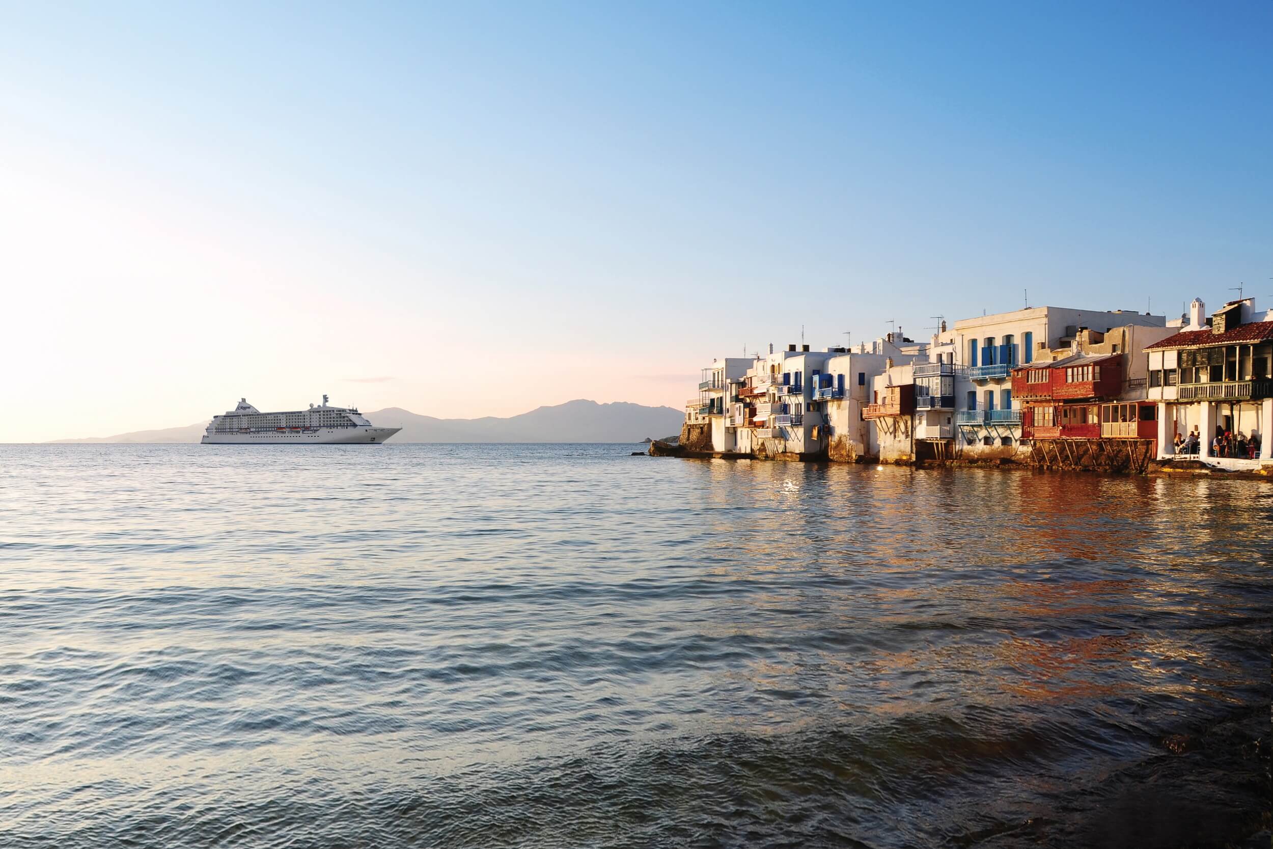 Seven Seas Voyager på svai utenfor Mykonos, Hellas.