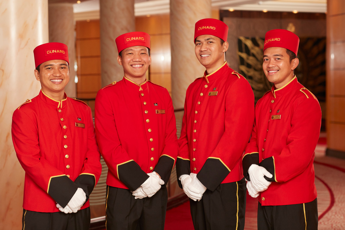 Butlere, såkalte bellboys, om bord på et av Cunards skip. Foto.