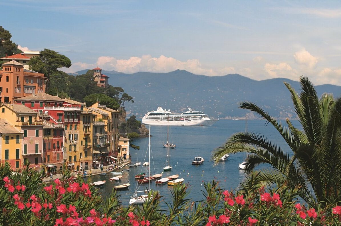 Et Oceania-skip på havet utenfor Portofino, Italia. Foto.