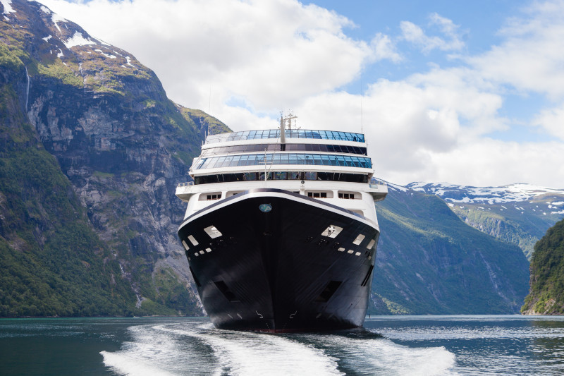 Et Azamara-skip på vei innover Geirangerfjorden med Syv Søstre i bakgrunnen. Foto.