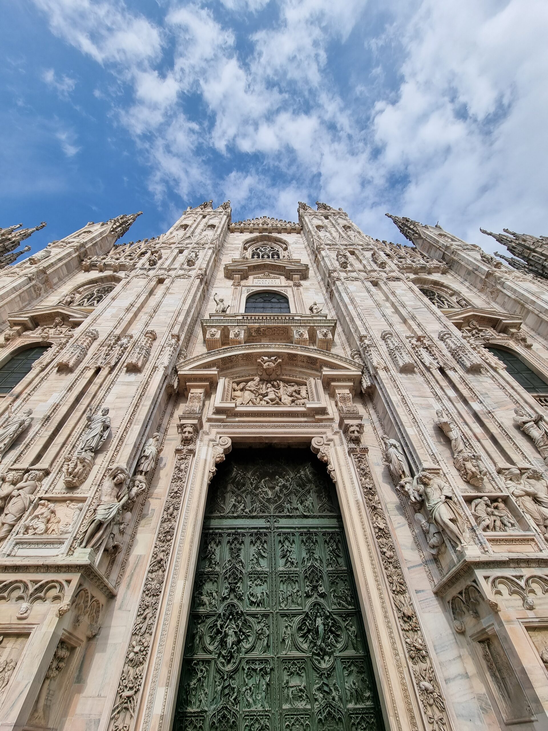 Duomo di Milano sett nedenfra og opp