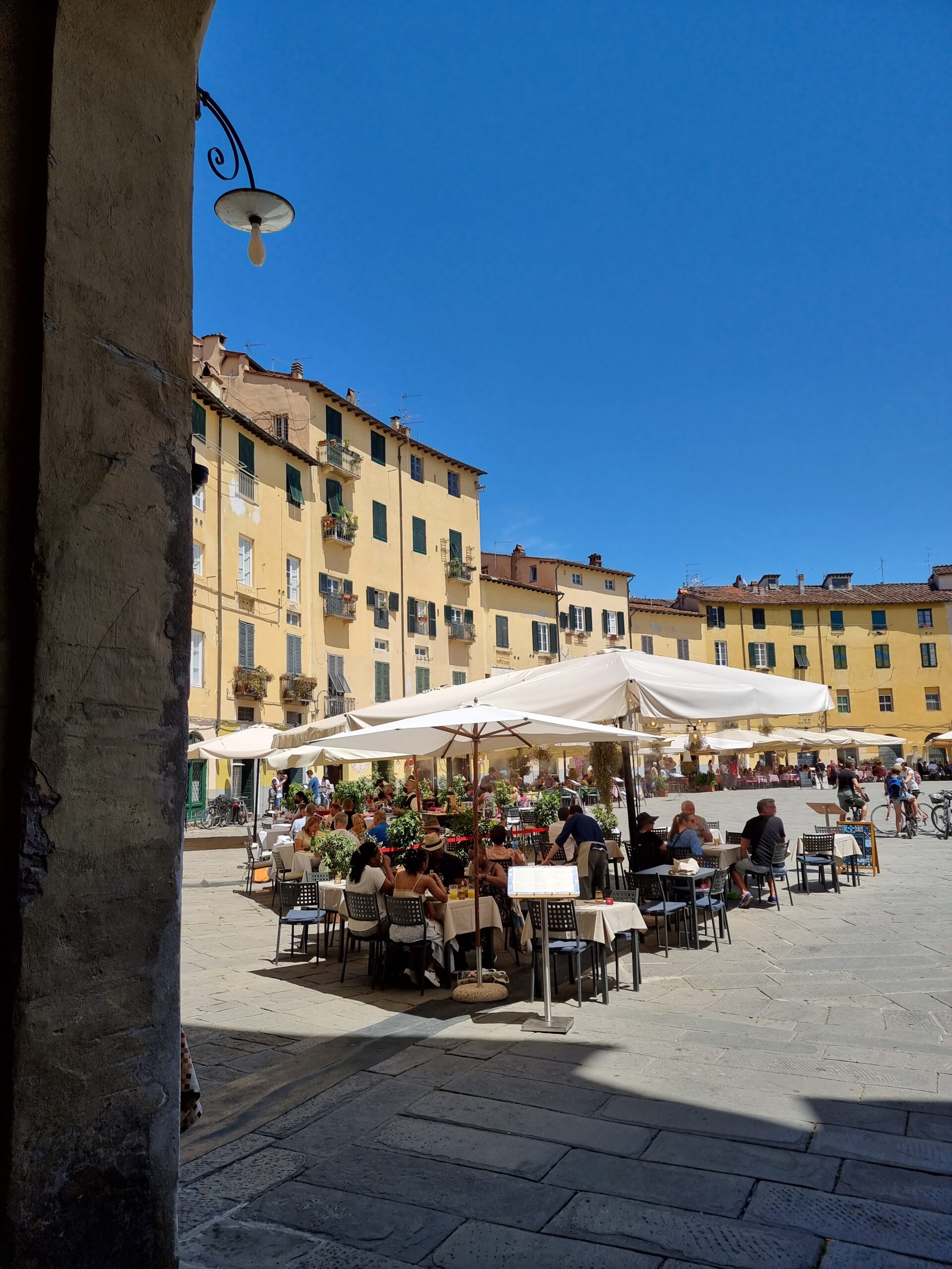Den store Piazza Anfiteatro i Lucca