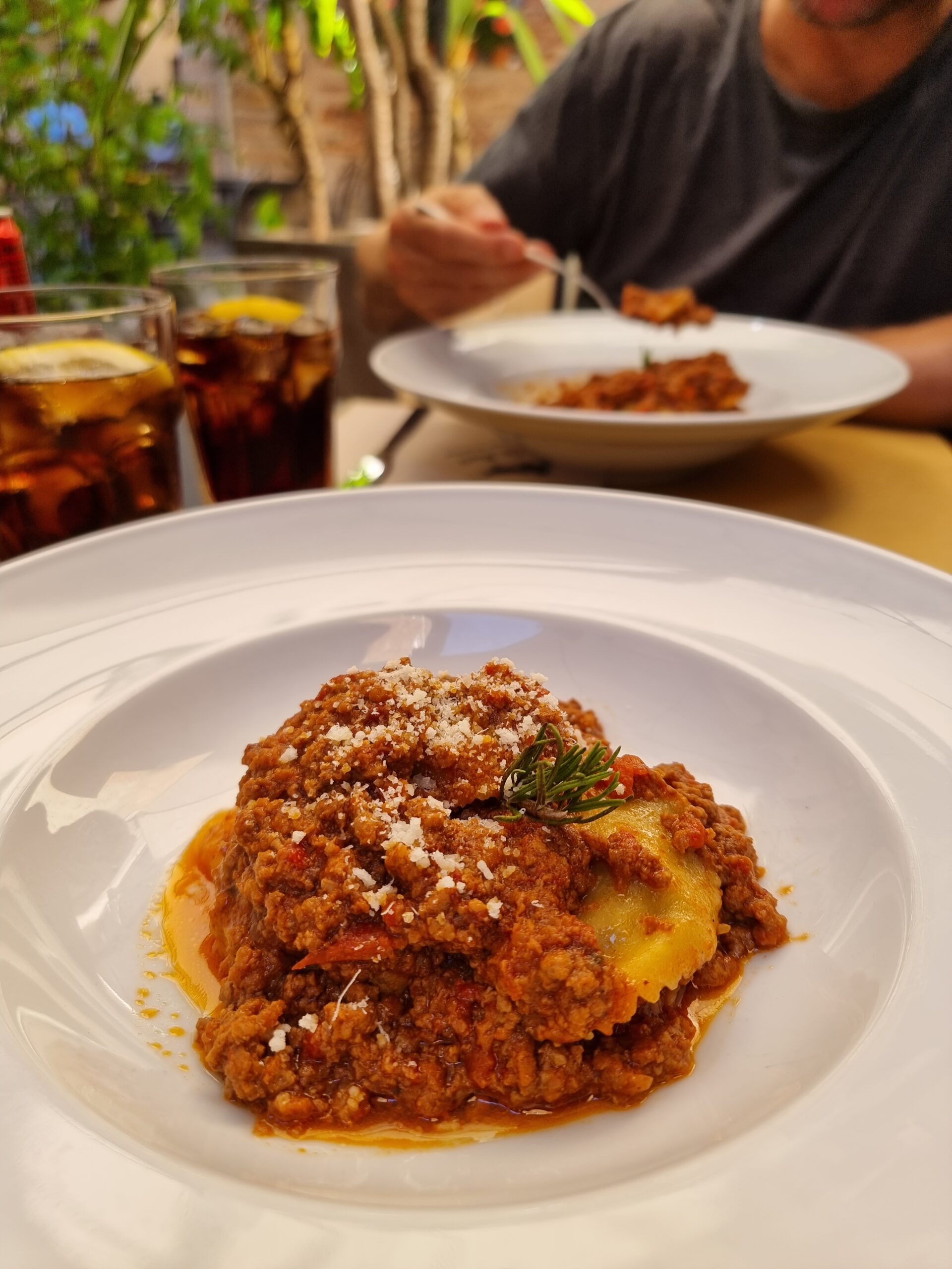 En person ravioli på kjøttsaus på restaurant i Lucca