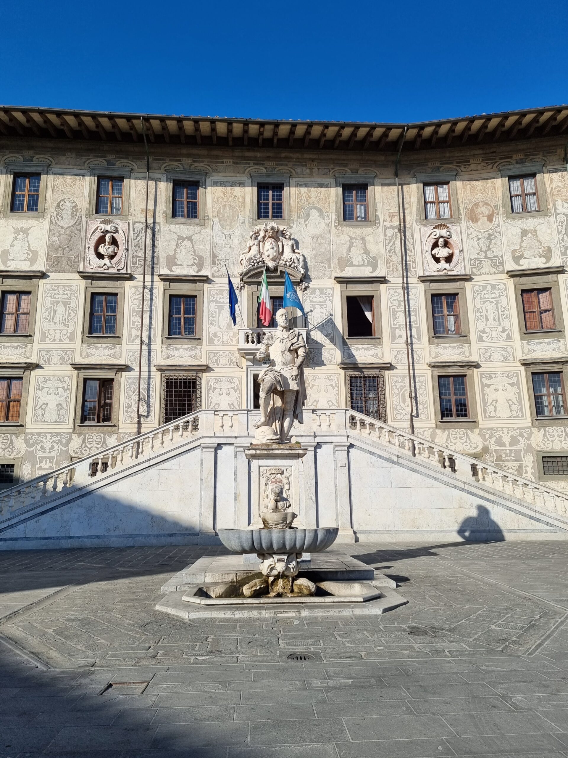 Vakker arkitektur langs gatene i Pisa
