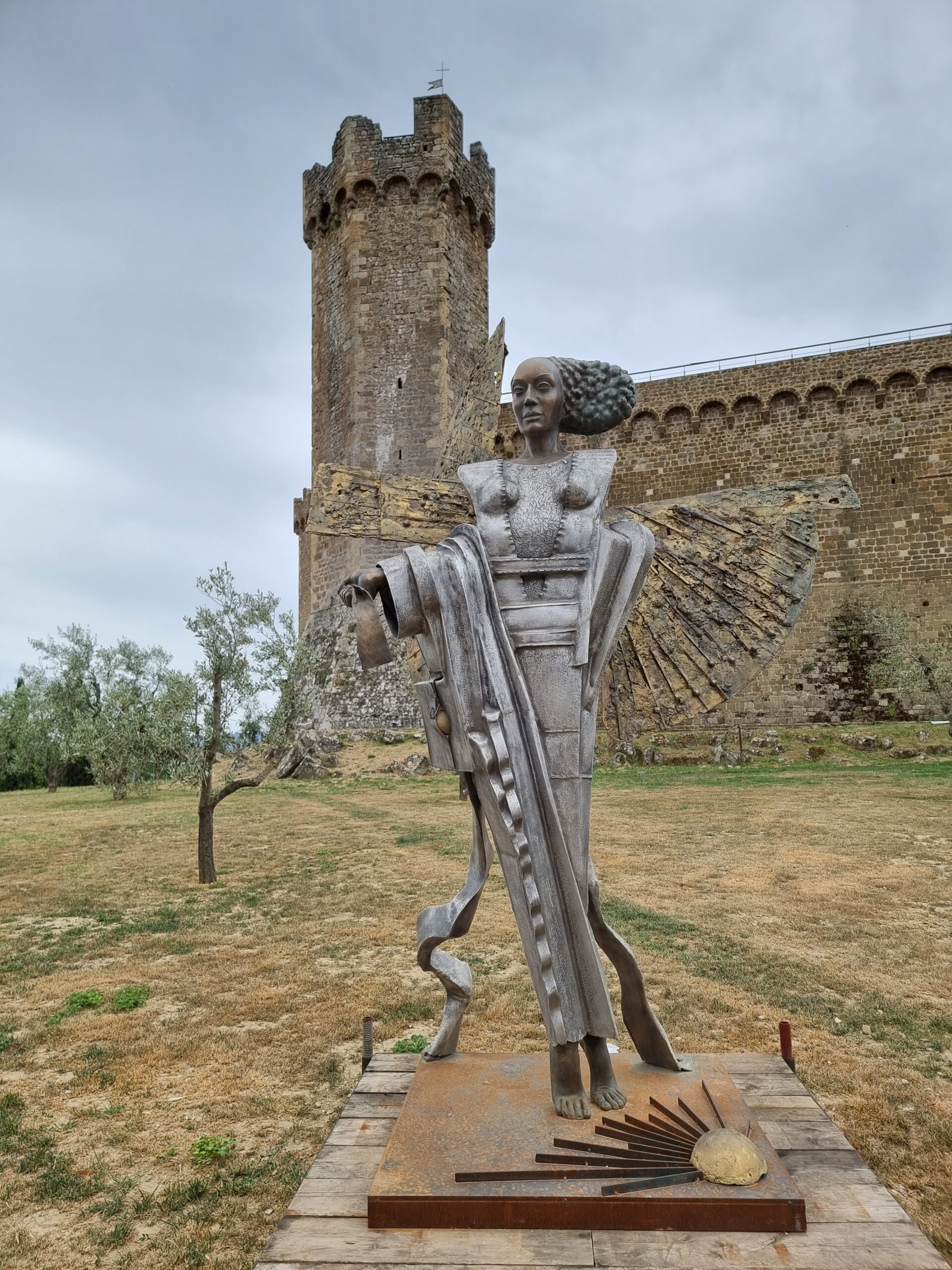 Kvinnelig statue utenfor Festningen Rocca i Montalcino
