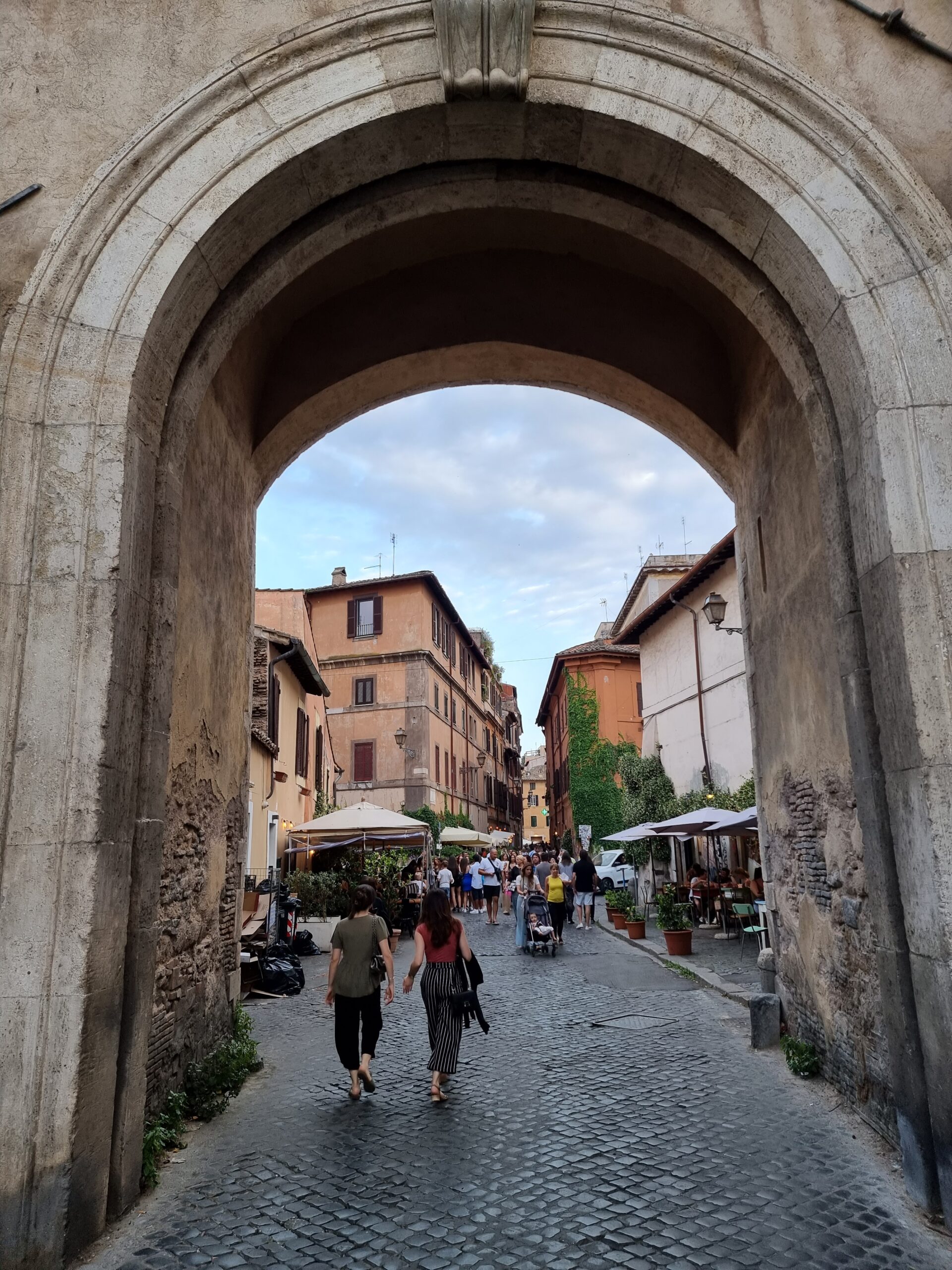 Det koselige nabolaget Trastevere sett fra utsiden av muren