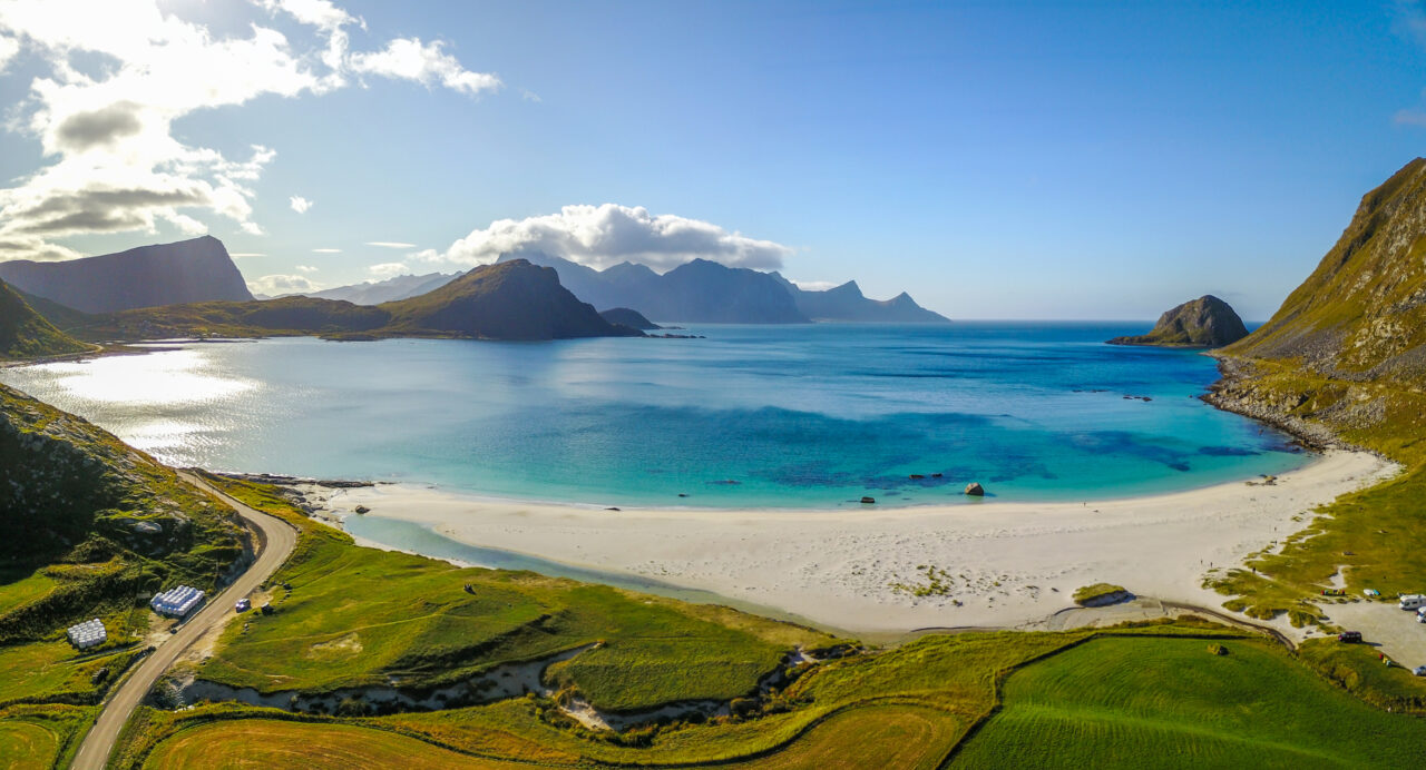 Den vakre Hauklandstranda i Lofoten sett fra drone