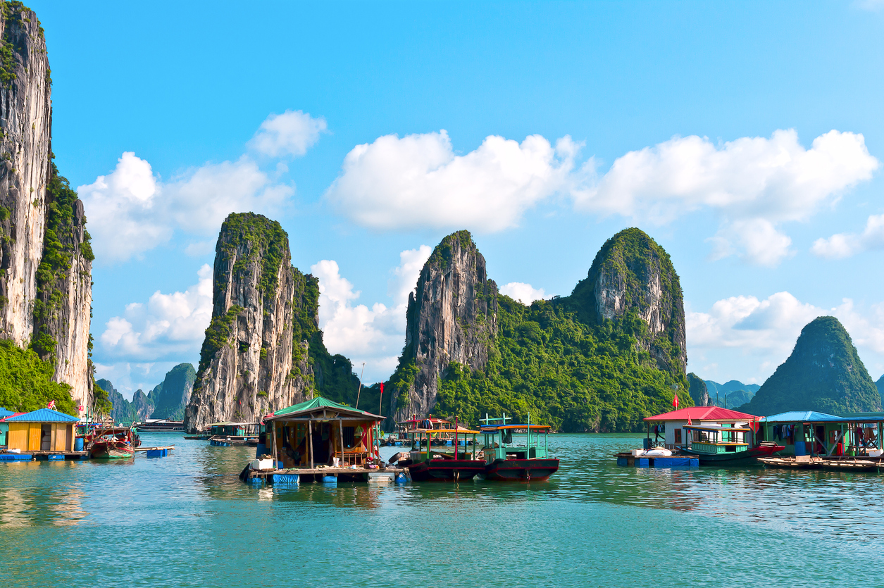 Flytende landsby i Ha Long Bay, Vietnam
