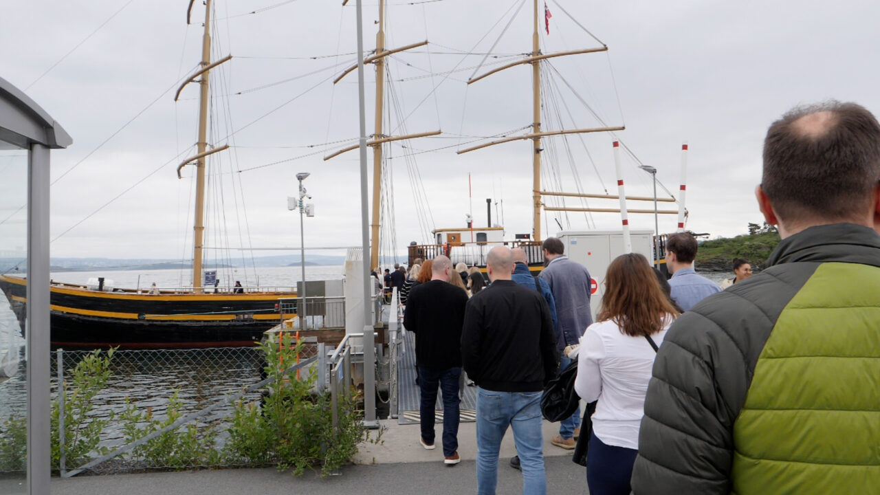 Deltakere går om bord en seilbåt