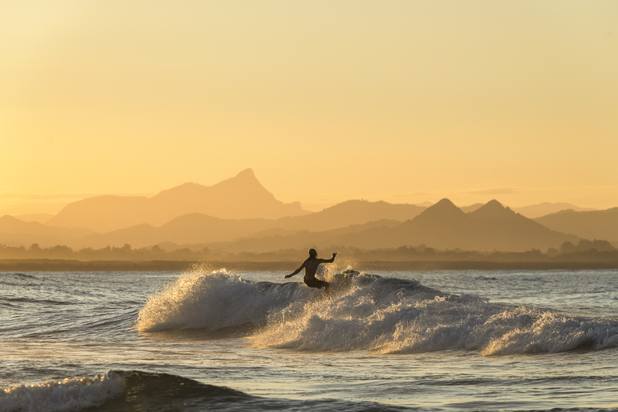 En surfer i solnedgang, Byron Bay, Australia