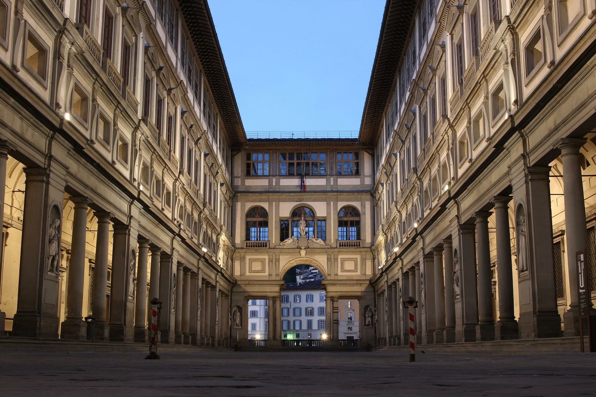 Inne i atriet i Uffizi Galleriet