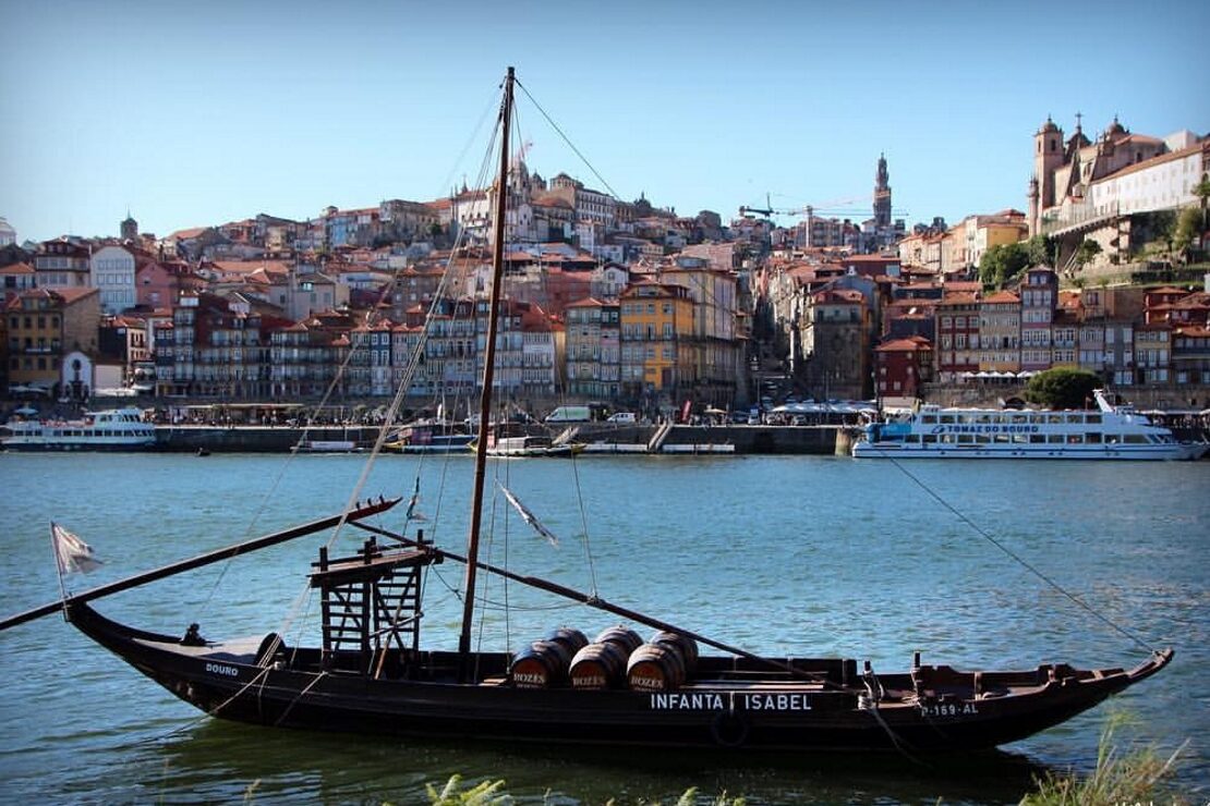 En gammel båt foran byen Porto