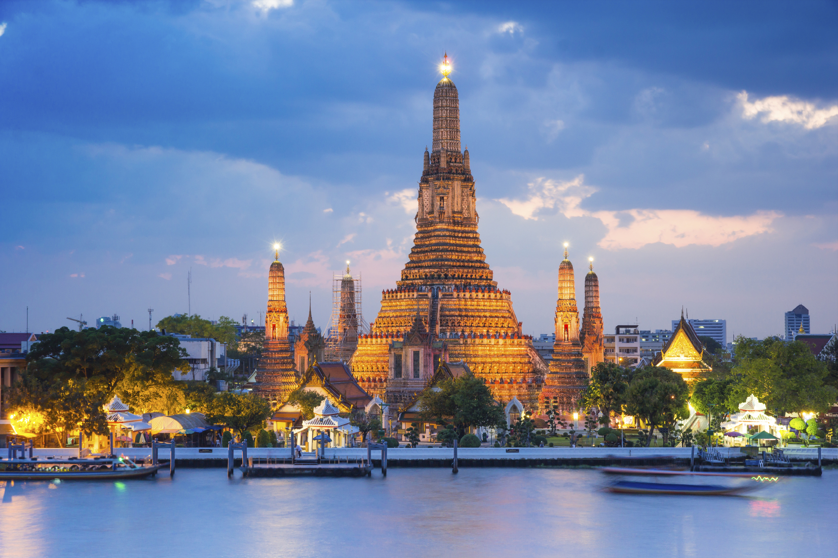Wat Arun Temple lyser vakkert opp i skumringen
