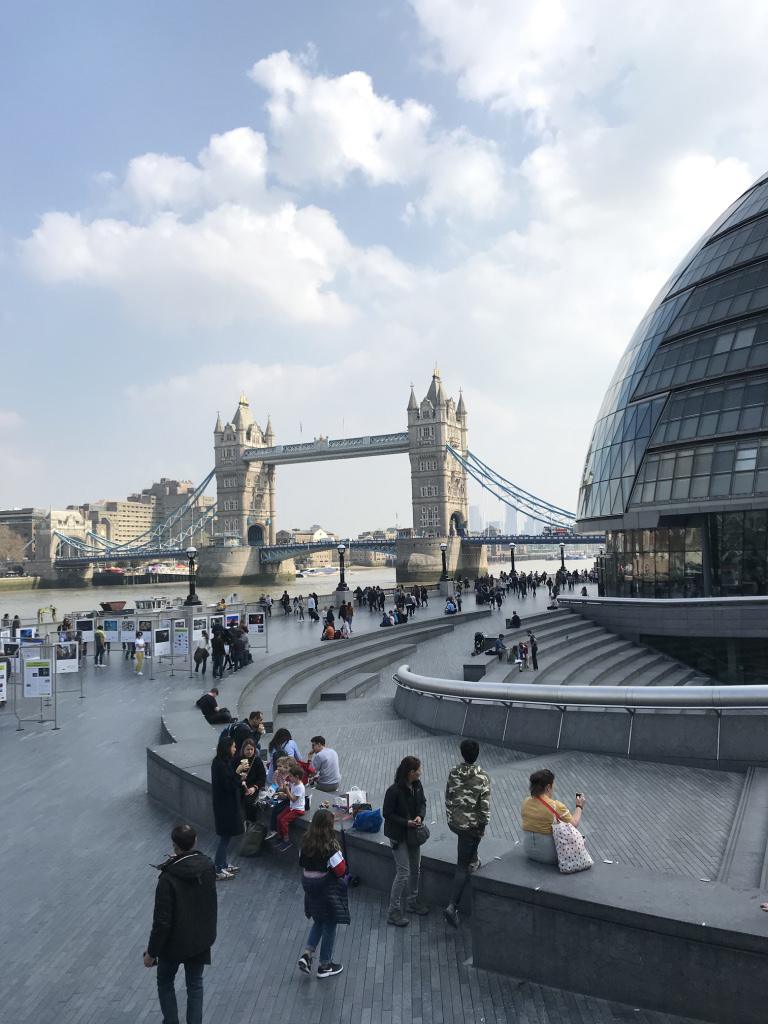 Mennesker som rusler i London, med London Bridge i bakgrunnen