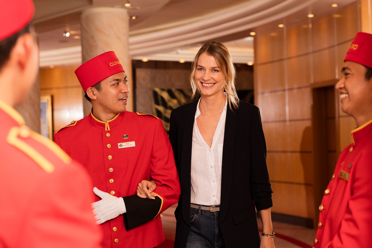 Gjest sammen med Cunards bellboys
