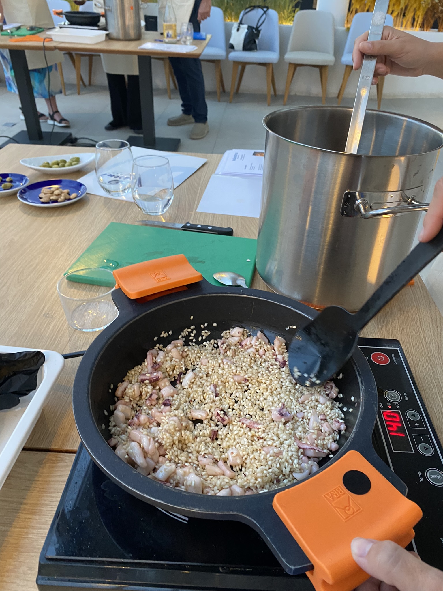 En panne med sjømat som står og putrer på en kokeplate. Foto