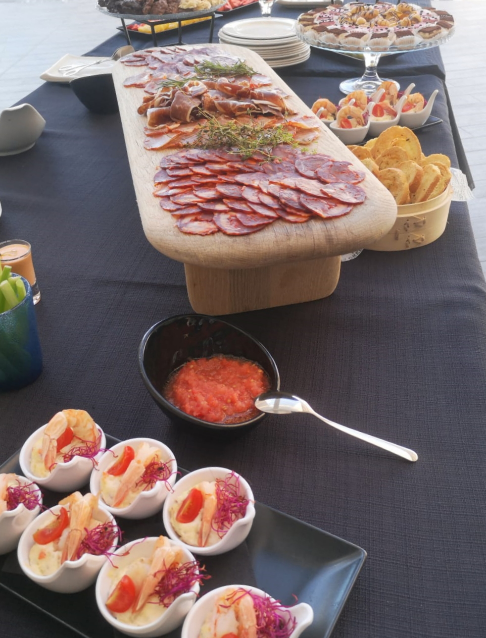 Et bord fylt av ulike tapas-retter. Foto