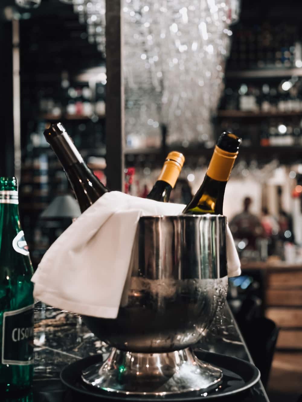 Vinkjøler med vin på en bardisk. Foto