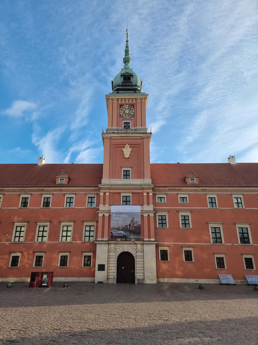 Et vakkert slott på et torg på en solfylt dag. Foto.