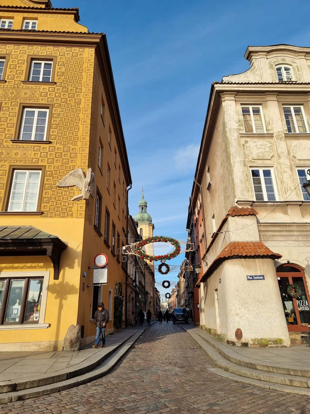 En gate mellom gamle bygninger. Foto