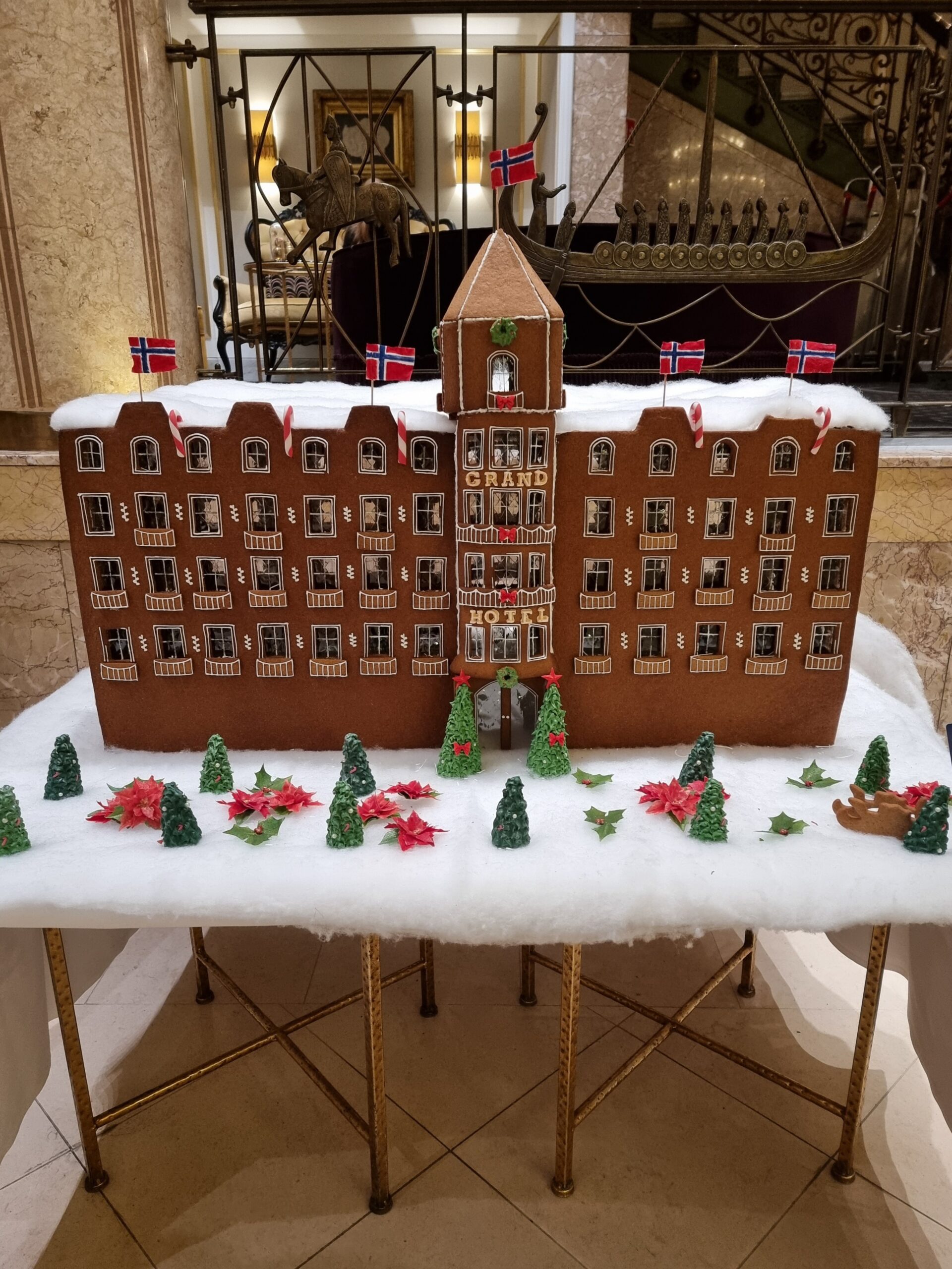 Et stort pepperkakehus dekorert som et hotell. Foto