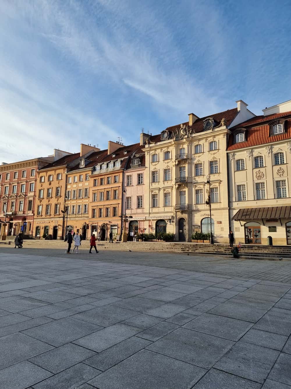 Gamle bygninger på et torg. Foto