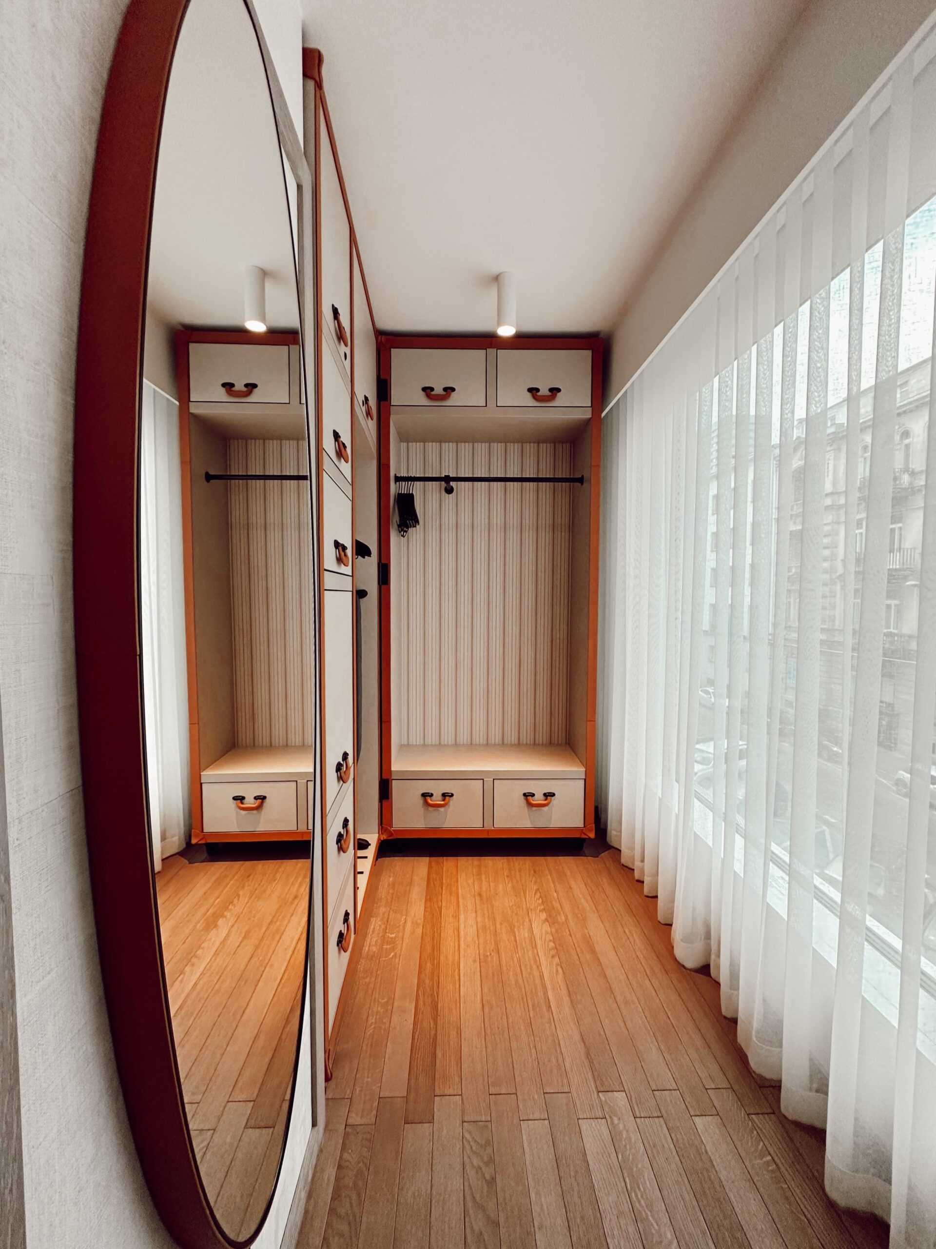 Walk in closet med speil og skap. Foto