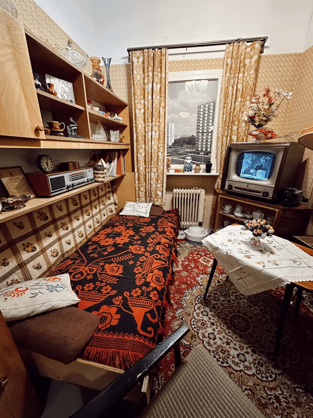 En innredet, gammel leilighet fra kommunisttiden i Polen. Foto.