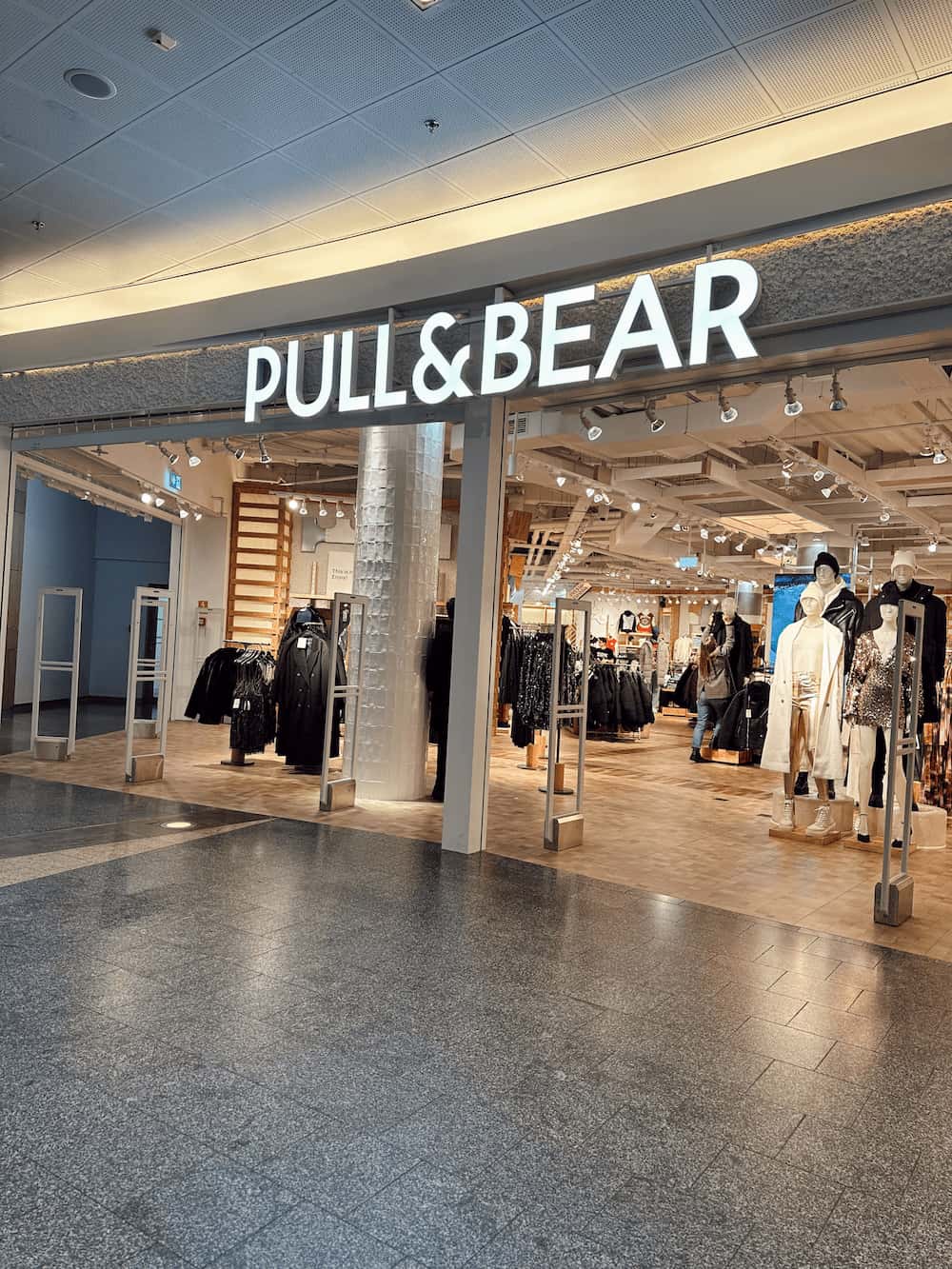 Utenfor klesbutikken Pull&Bear. Foto