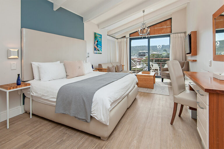 Dobbeltseng i hotellrom med skråtak. Foto