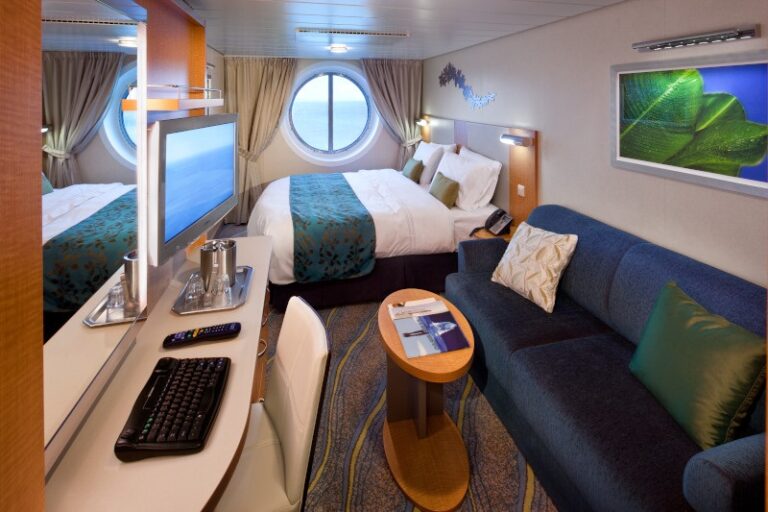 Lugar på skip med sofa og innredning. Rundt skipsvindu. Foto
