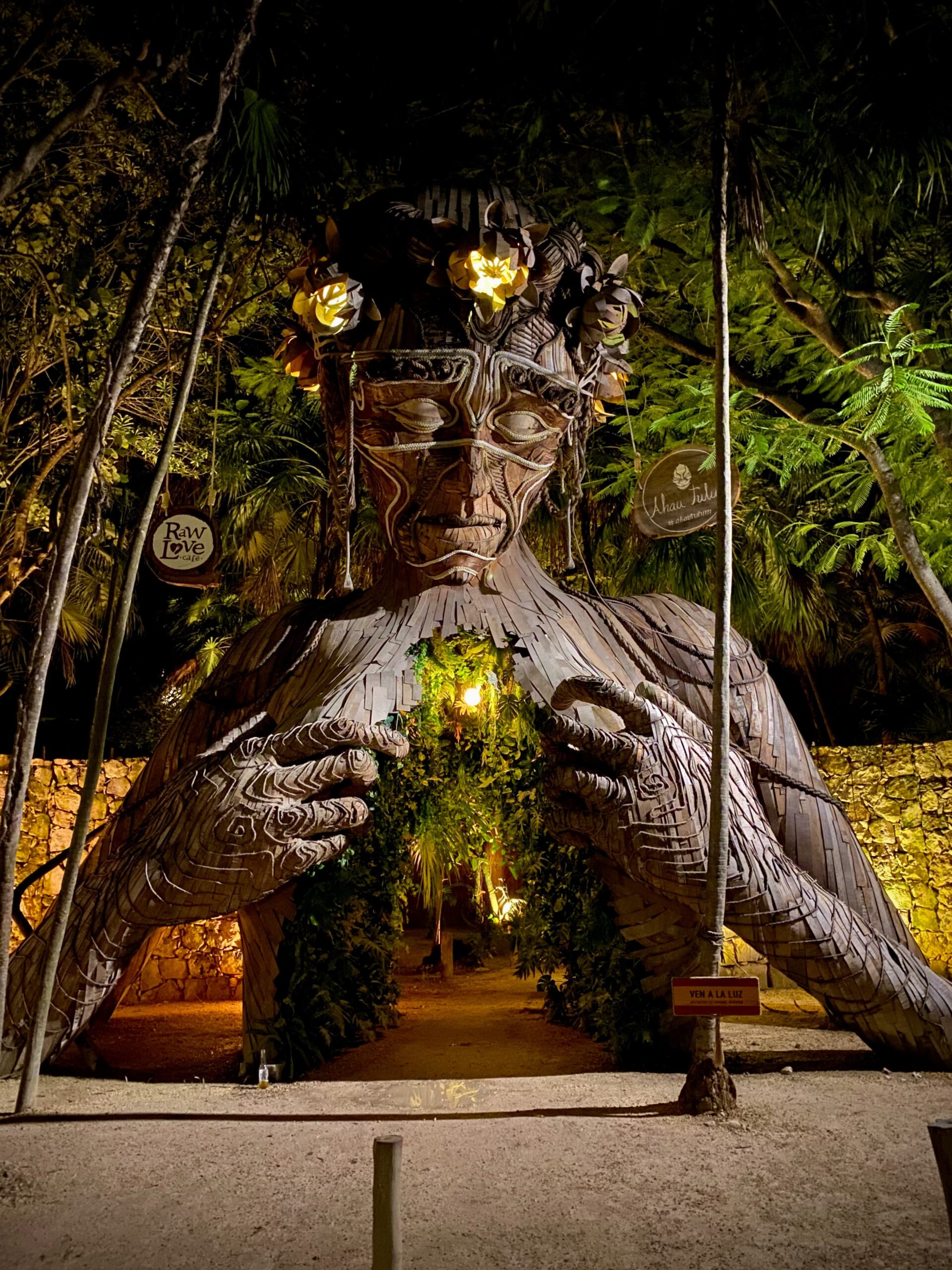 En stor statue av en kvinnelig skikkelse. Statuen er inngang til et hotell i Mexico. Foto