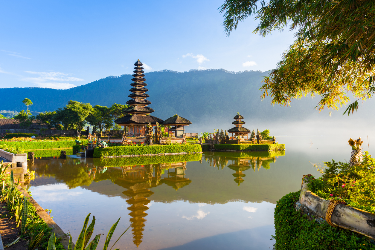 Tempelet Ulun Danu vakkert beliggende på Bratansjøen, Bali. Foto.