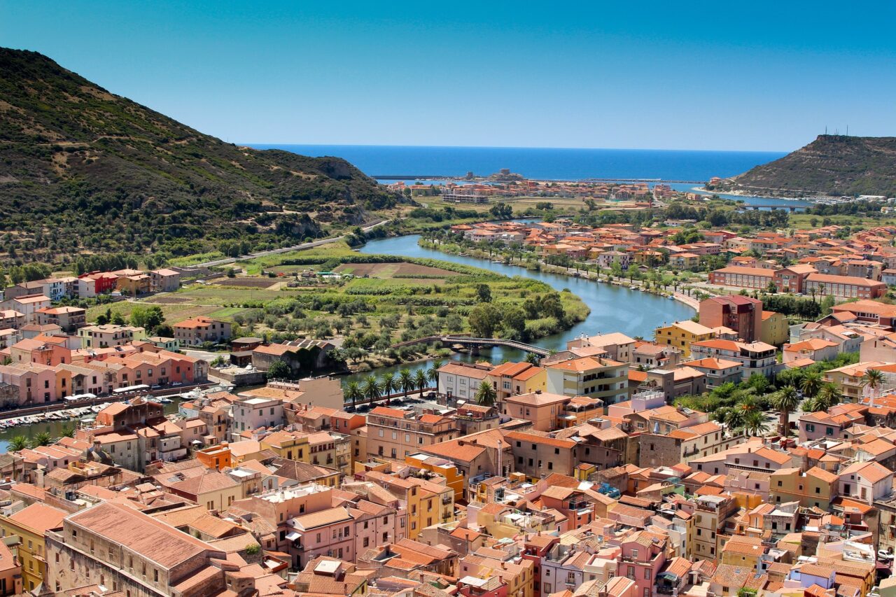 Bosa - Overblikk over Bosa. Fargerikehus tett i tett, med havet i det fjene. Foto Eszter Miller- Pixabay