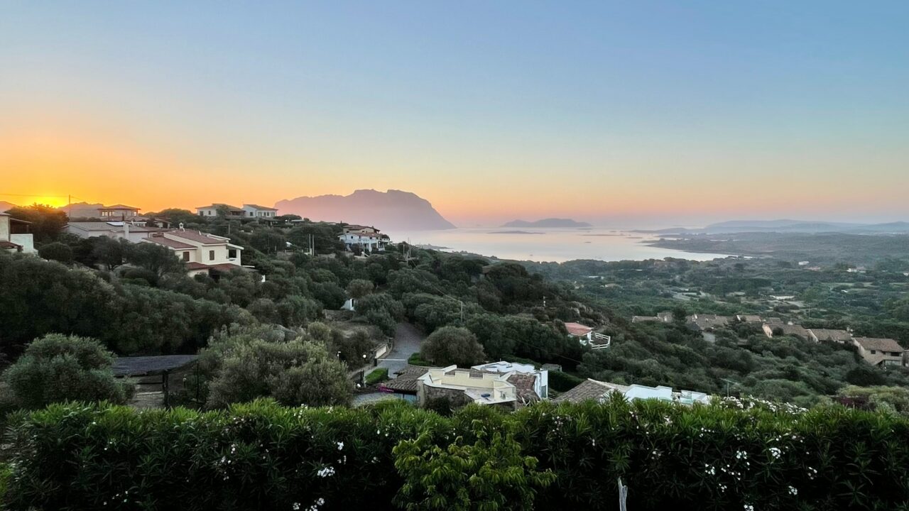 Olbia - Bilde utover Olbia, solnedgang i havet. Foto: Gary Powers - Unsplash