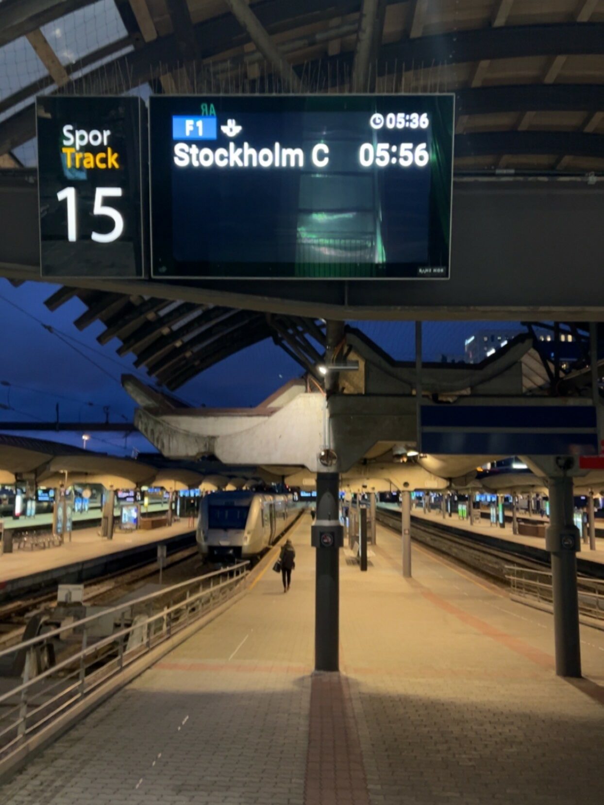 Togspor 15 til Stockholm. Foto