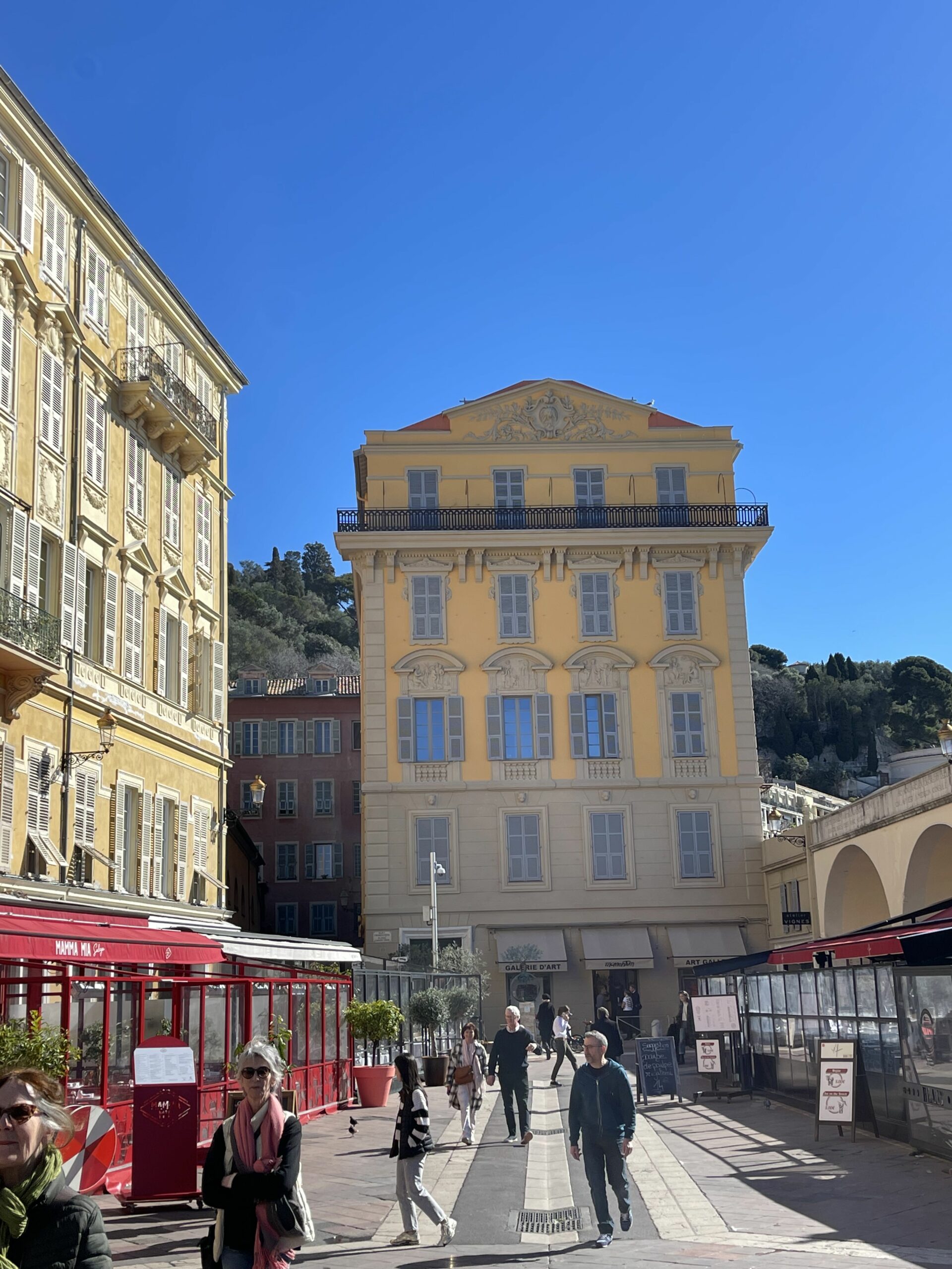Blomstermarkedet i Nice. Oversiktsbilde over markedet med flere restauranter. Foto