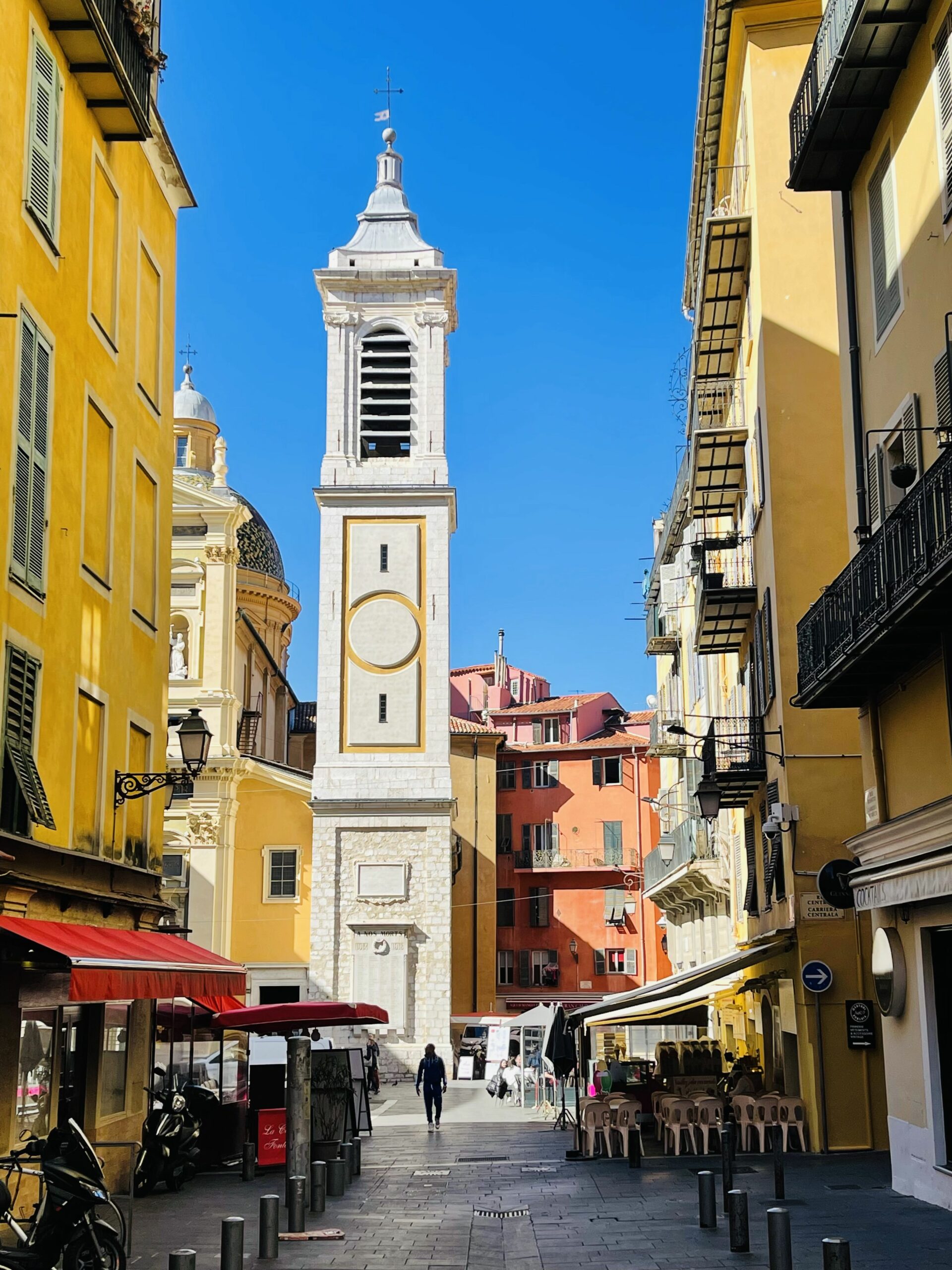 Gamlebyen i Nice. En gammel kirke blant fargerike, koselige hus. Foto
