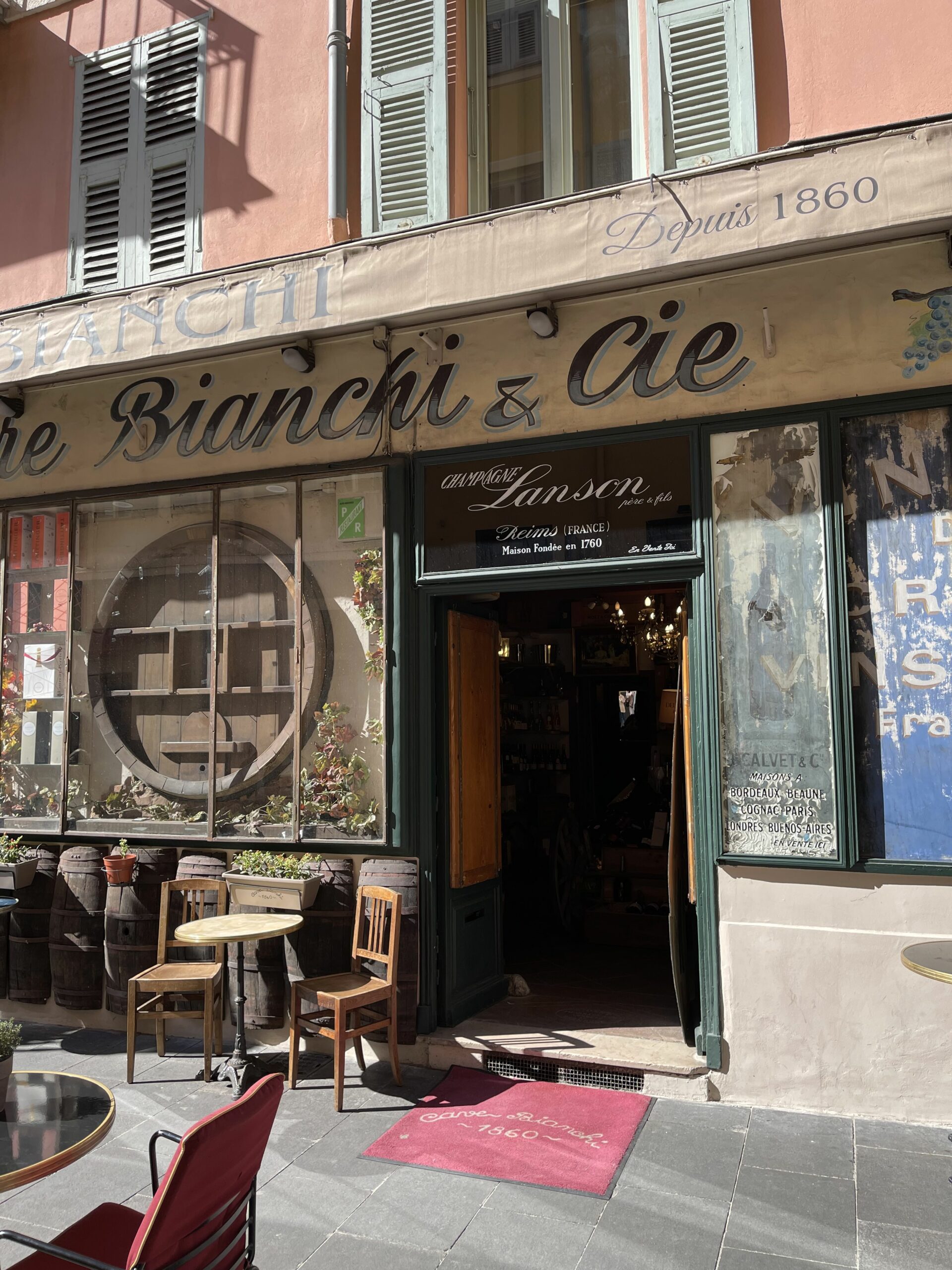 Inngangspartiet av en vinbutikk i Nice. Foto