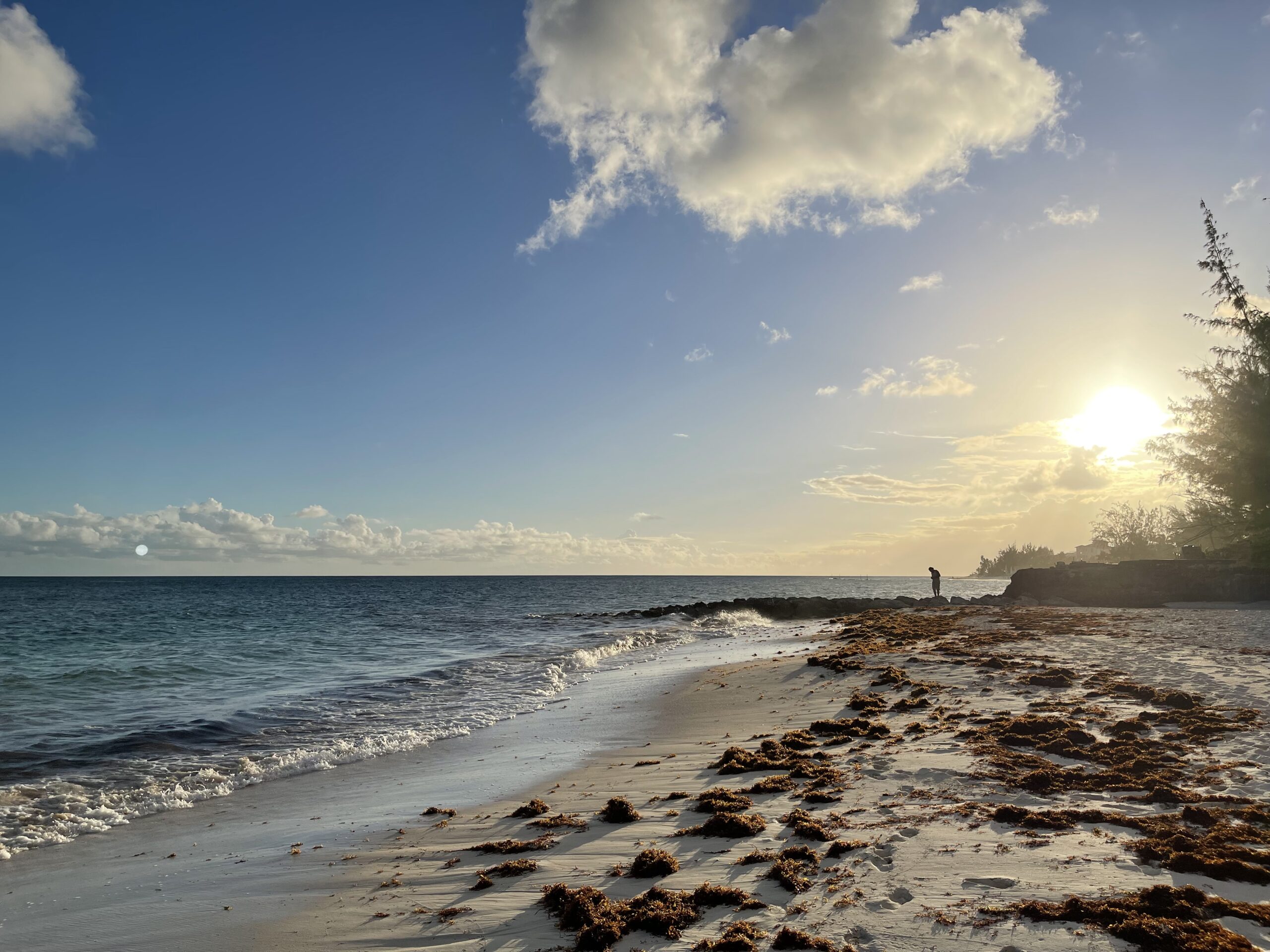 En vakker solnedgang bak en sandstrand. Foto