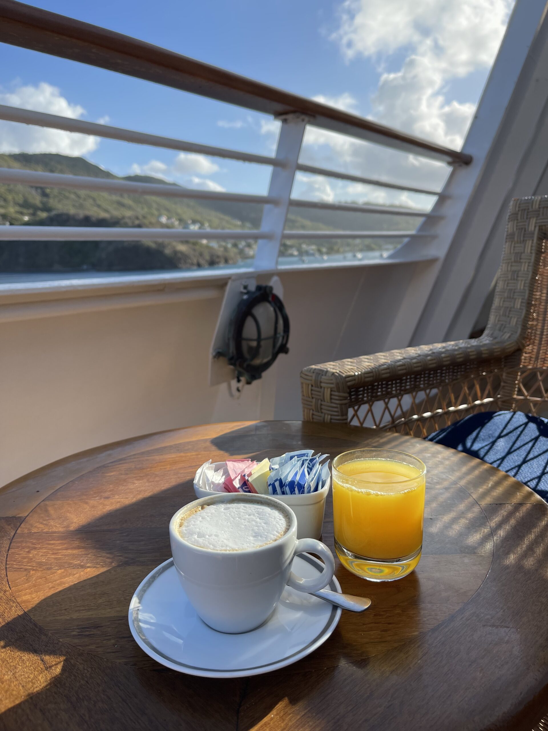 Kopp med kaffe og appelsinjuice på et bord. Foto