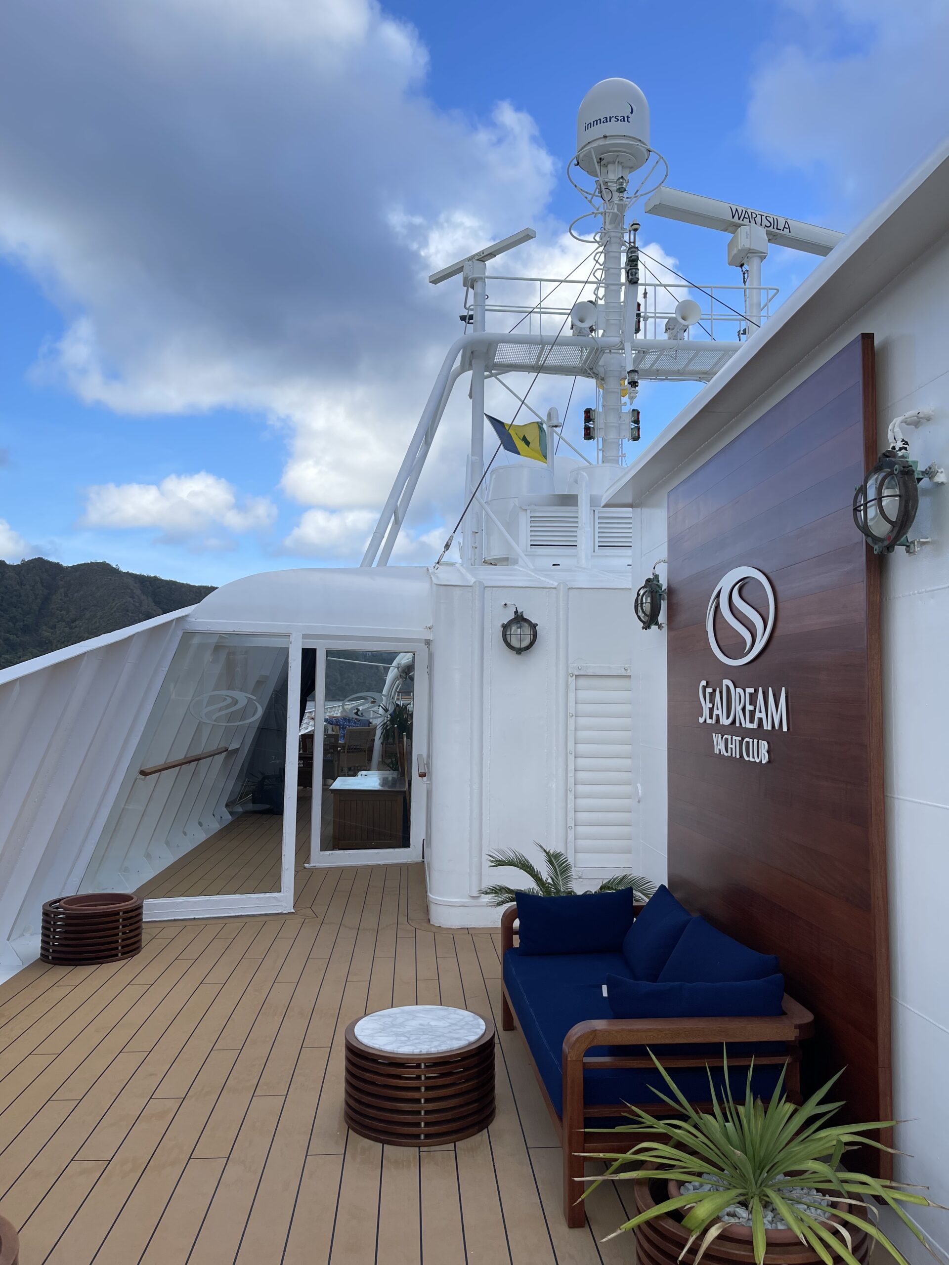 Sittegruppe i et rolig hjørne om bord en yacht. Foto