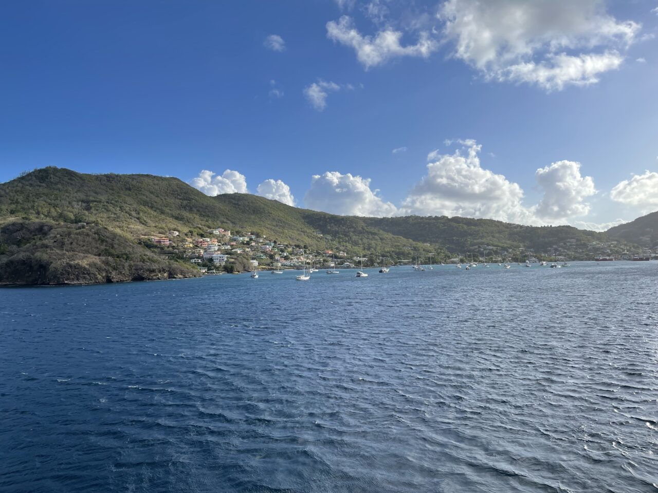 En frodig, grønn øy som ligger for seg selv i havet.Foto