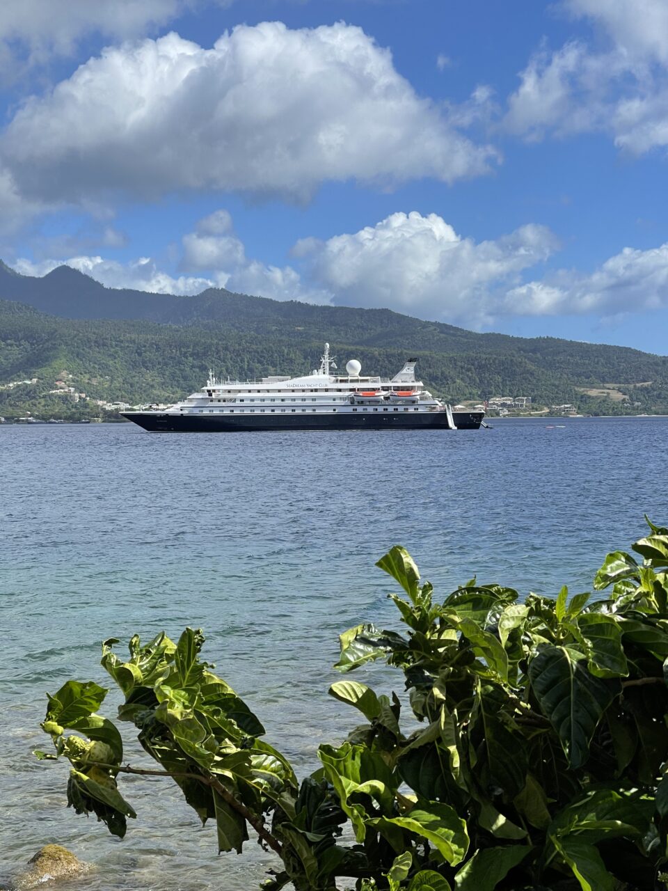 Hvit og svart yacht ligger ankret på sjøen. Foto