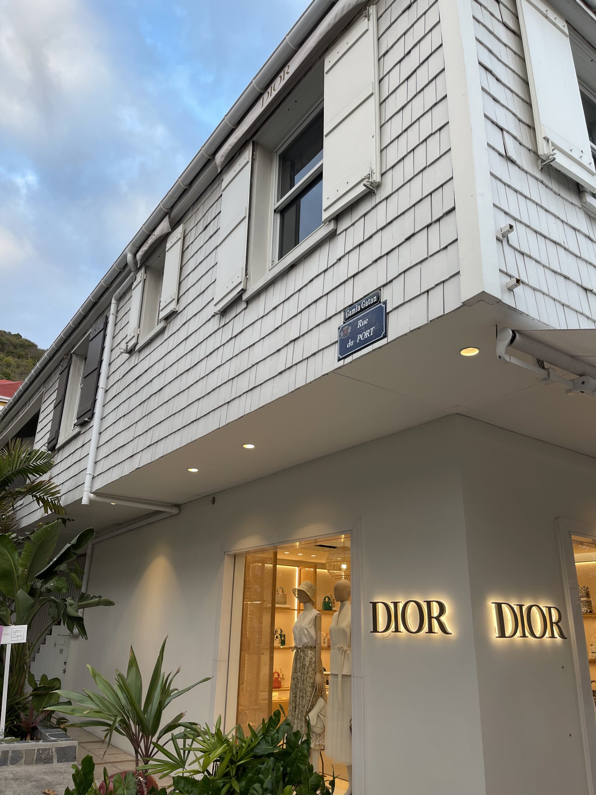 Utsiden av en flott butikk med et skilt som lyser i følgende tekst: "Dior". Foto
