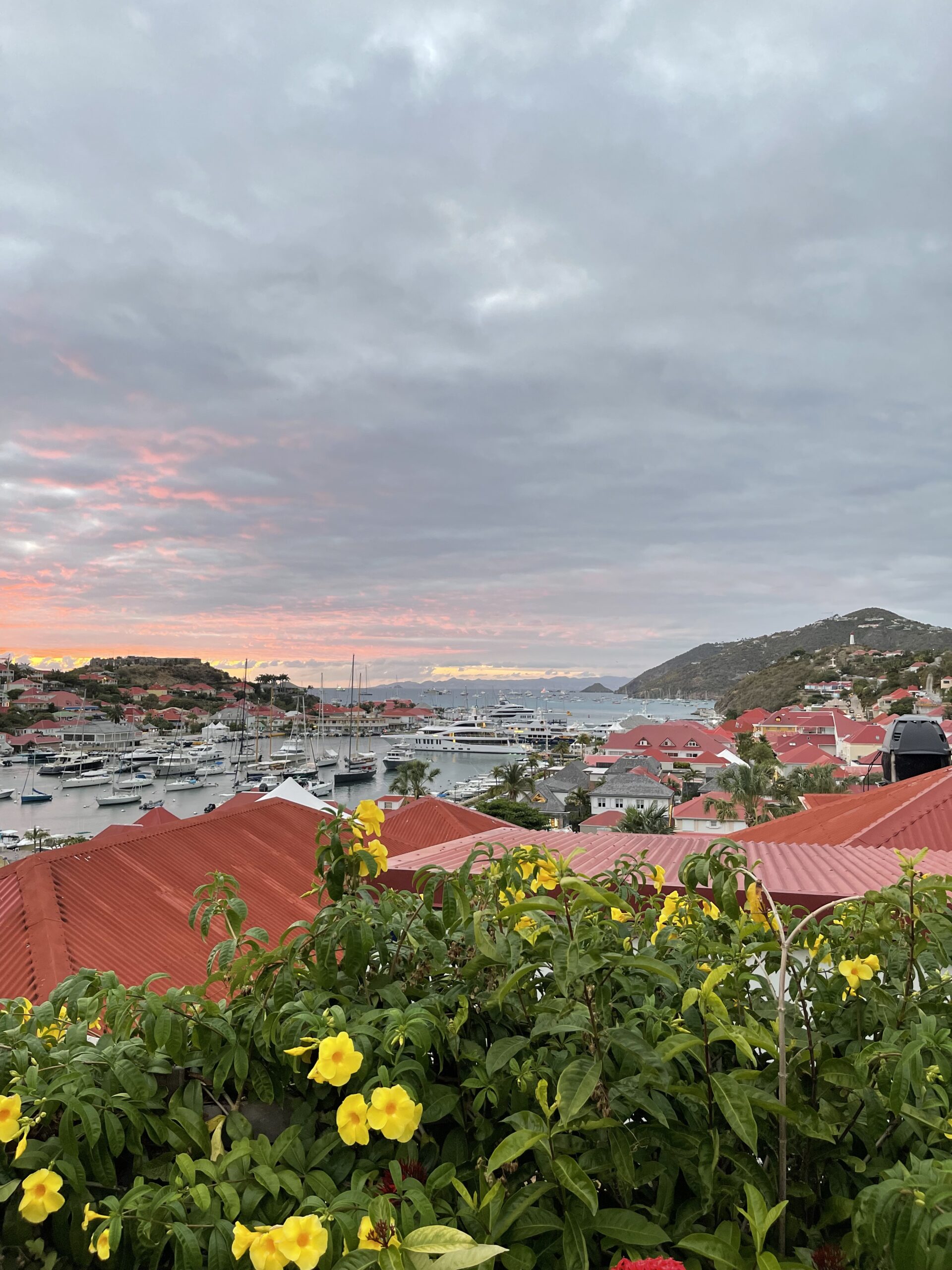 Utsiktsbilde med rød hustak i solnedgang. Foto