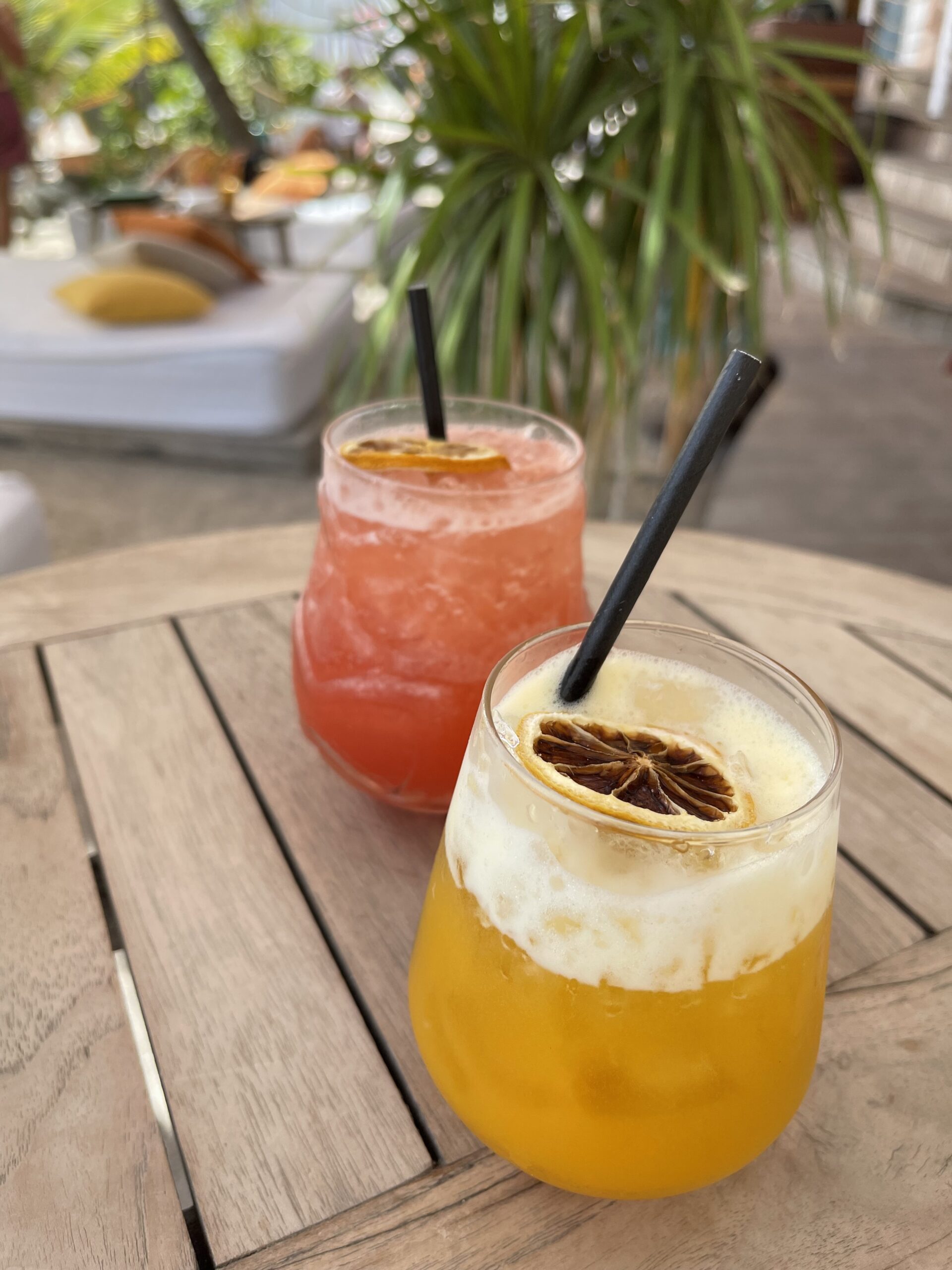 To glass med juice i friske farger. Foto