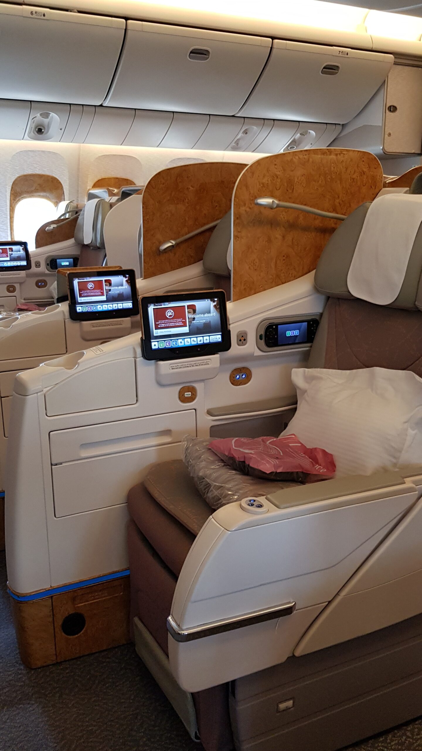 Flyseter med god plass, pute/dyne og skjerm til underholdning. Foto
