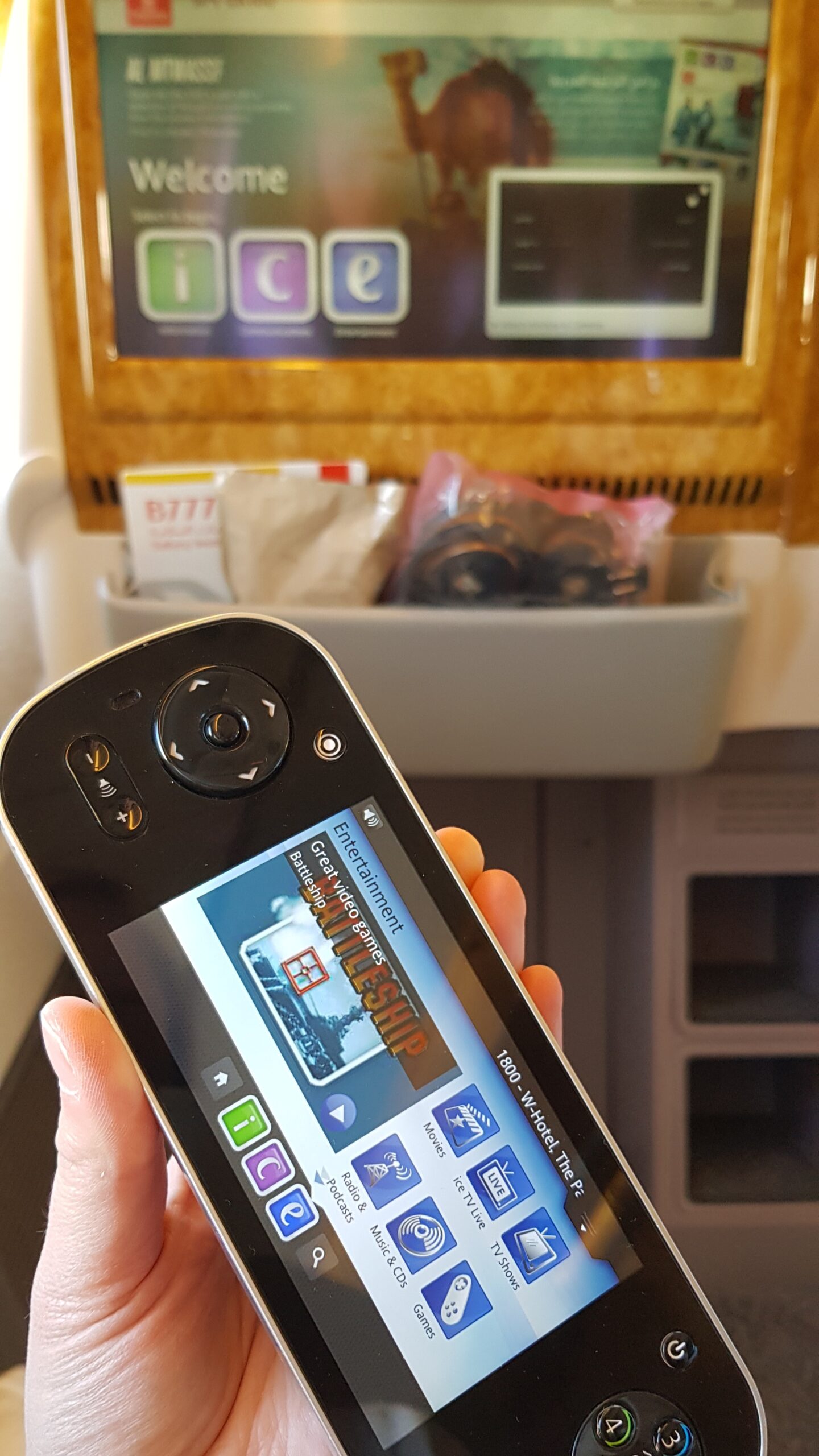 Fjernkontroll med skjerm som er koplet sammen med underholdningssystem på flyet. Foto
