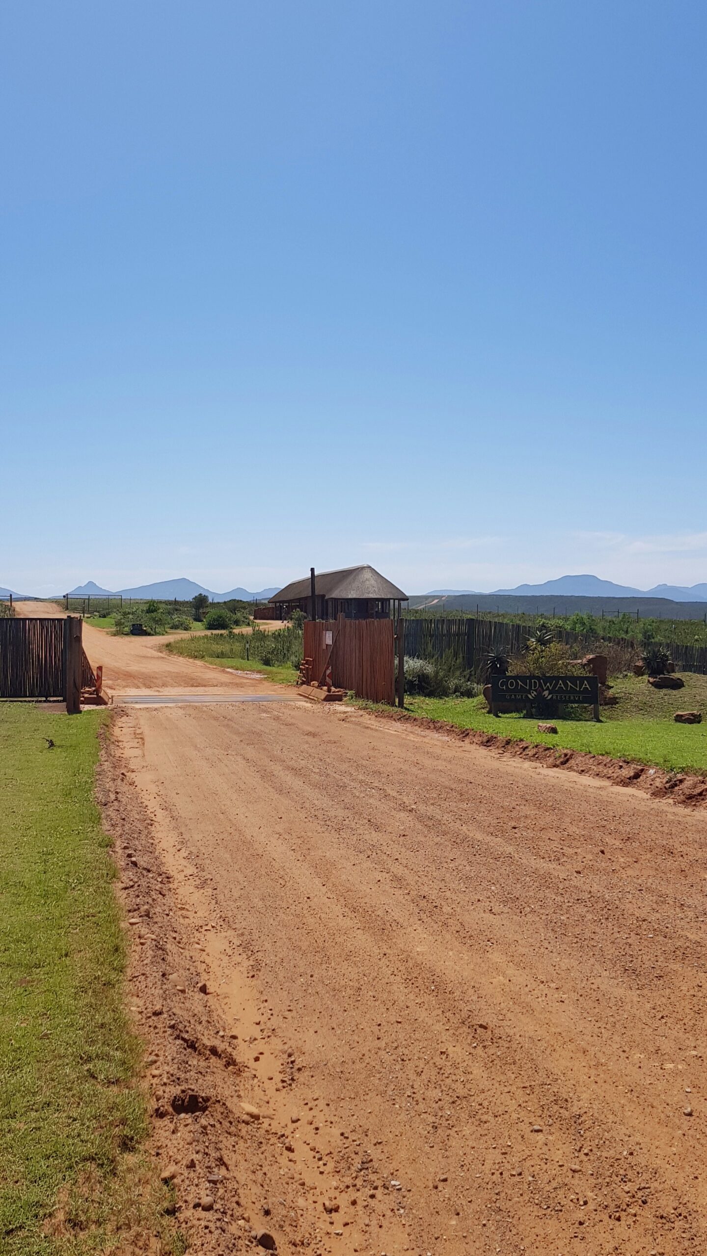 Jordvei som leder inn portene til Gondwana Game Reserve. Foto